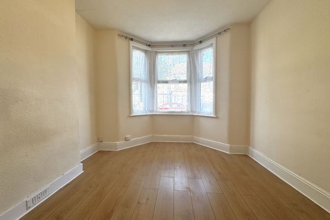2, Latimer Avenue, London photo 3