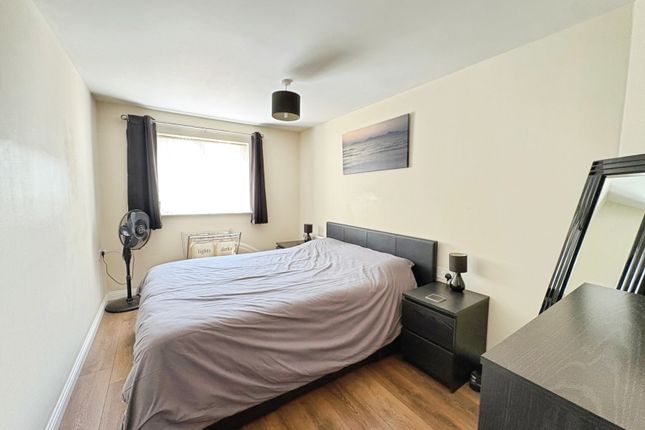 2, Curlew Court, Aldershot photo 3