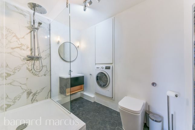 Flat for sale in Stockwell Road, London