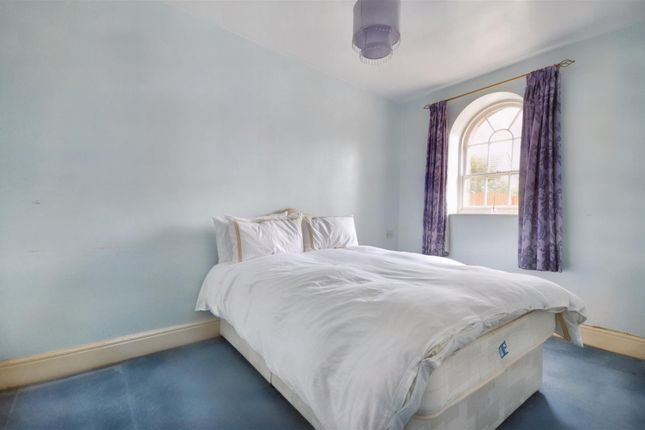 Flat for sale in Milford Court, Gillingham