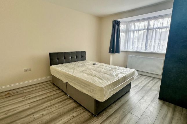 Room to rent in Munster Avenue, Hounslow