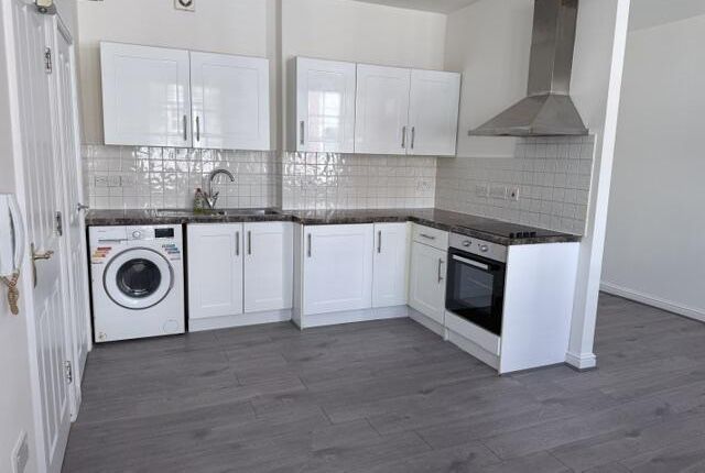 4a, Windsor Court, Rugby photo 3
