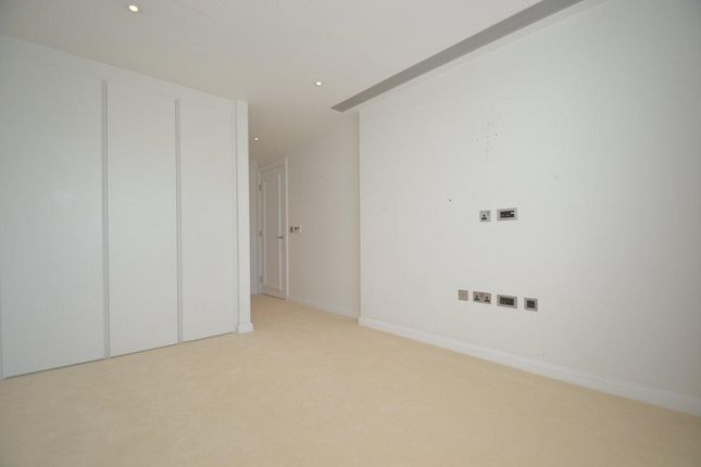 Flat for sale in Carnwath Road, Fulham