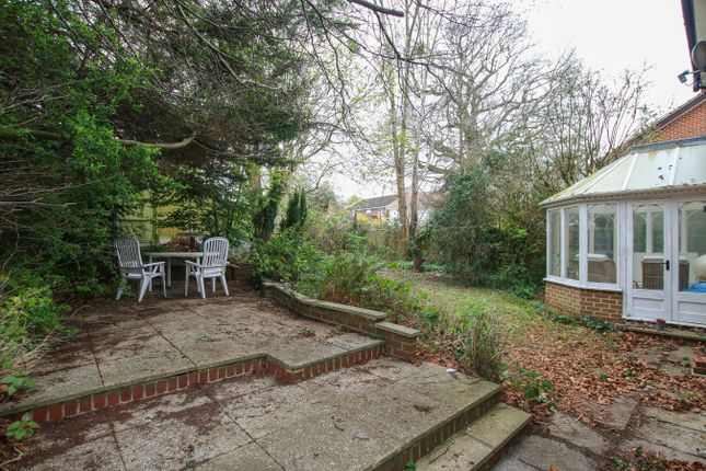 2, Walnut Close, Wokingham photo 3