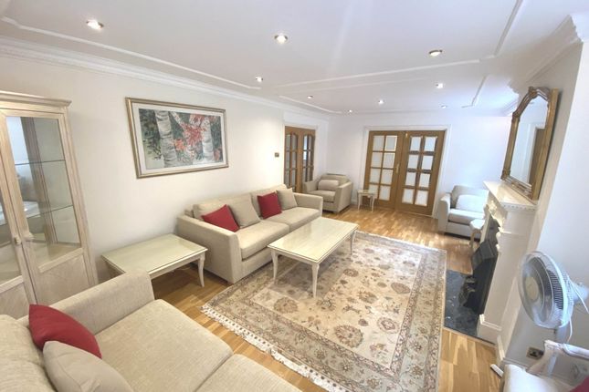 3, Lowther Close, Borehamwood photo 2