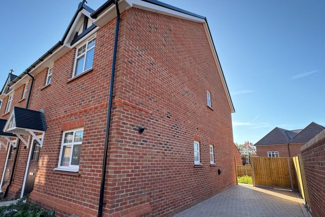 50, Binfield, Bracknell photo 3
