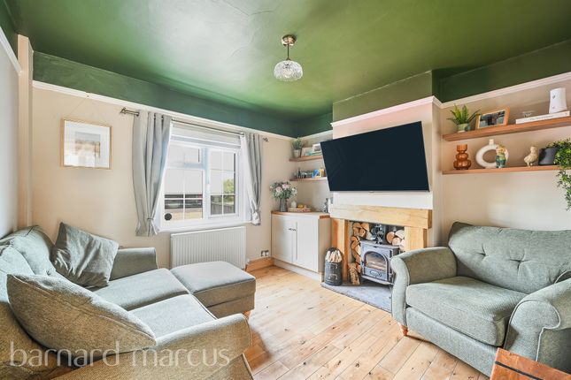 433, Leatherhead Road, Chessington photo 4