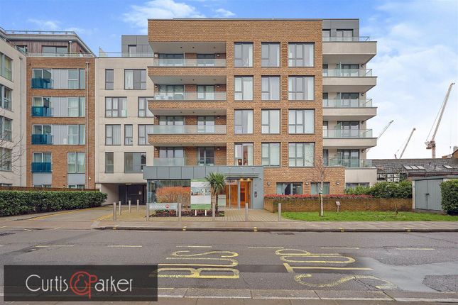 Flat for sale in Glenthorne Road, London