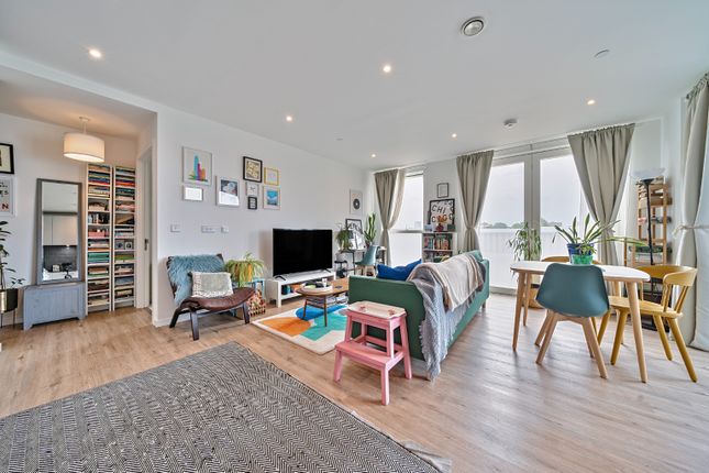 Flat 11, Lacewood Apartments, London photo 3
