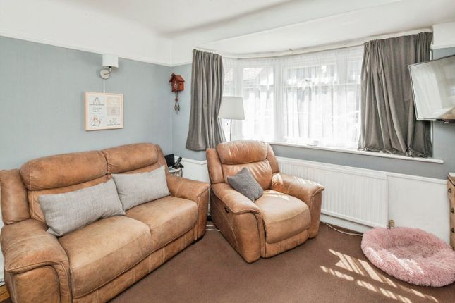 5, Riverside Drive, Mitcham photo 3