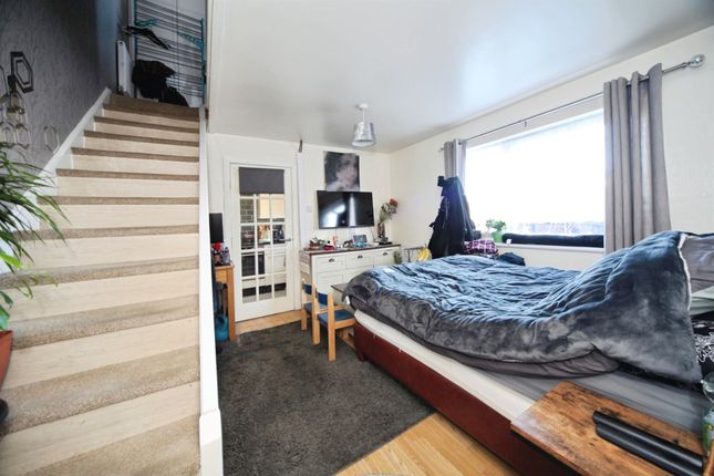 12, Gainsborough Drive, Dunstable photo 2