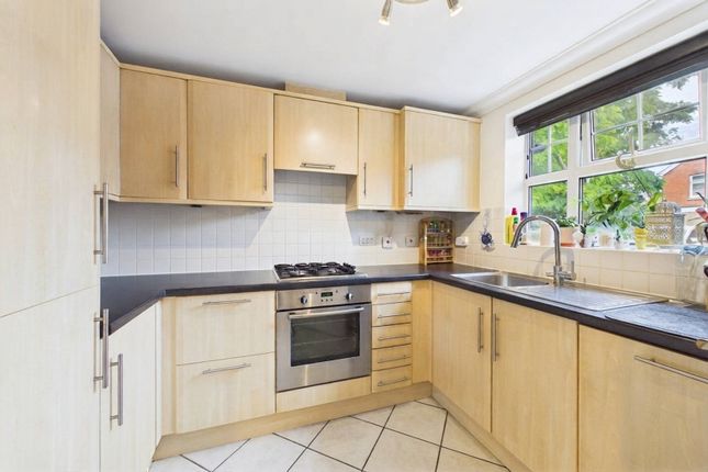 22, Glenwood Court, Hampshire photo 3