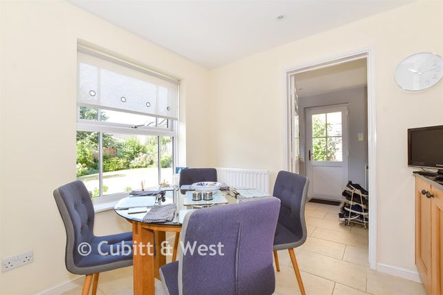 17, Masons Way, Pulborough photo 4
