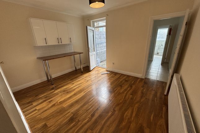 21, Curzon Road, Chatham photo 3
