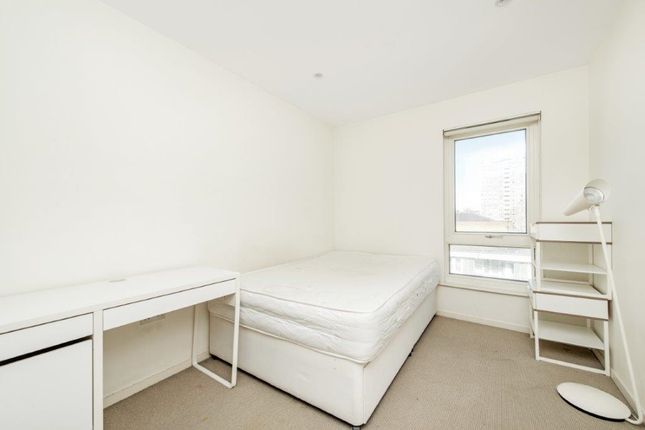 Flat to rent in Central Street, London