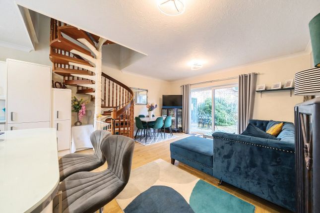 12, St. Georges Mews, Surrey photo 2