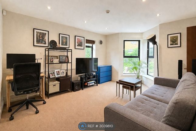 Flat, B East Gardens, London photo 4