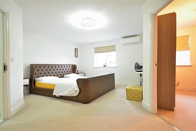 13, Truesdales, Ickenham photo 4