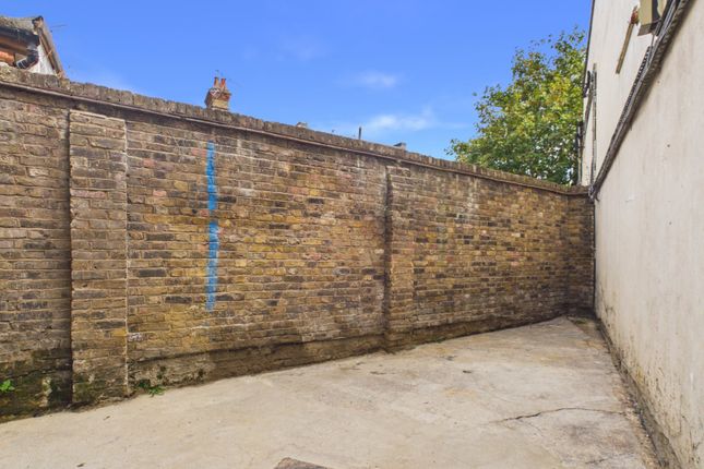 Flat 1, 2A,, King Edwards Road, Barking photo 4