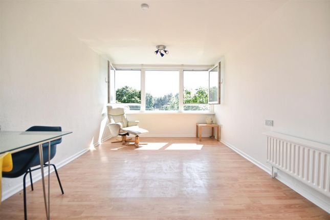 60, Romulus Court, Brentford photo 2