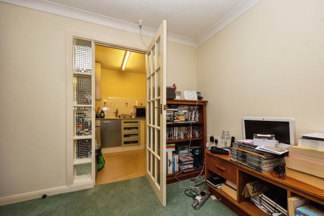 8, Allingham Court, Godalming photo 2