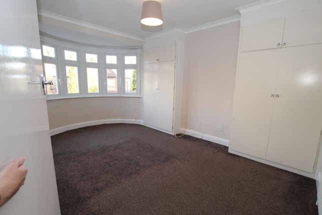 33 Fouracres road, Enfield photo 2