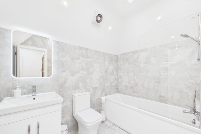 Flat 5, 2B,, Desford Way, Surrey photo 5