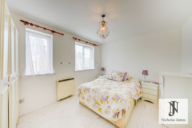 35, Cherry Blossom Close, London photo 5