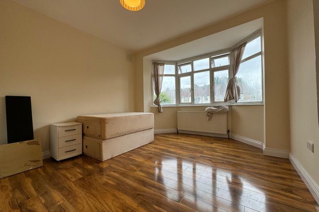 Flat to rent in Wesley Avenue, London