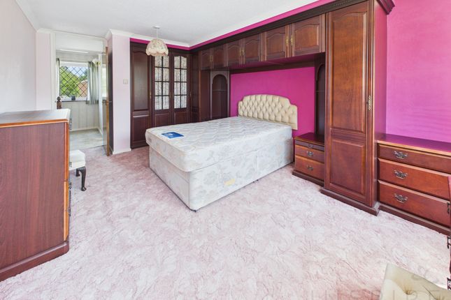 2 Kithurst Close, Crawley photo 4
