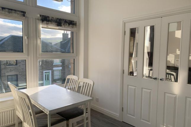 Flat 36, Manor Park Road, Glossop photo 2