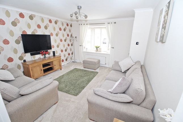 30, Gardeners Close, Bedford photo 3