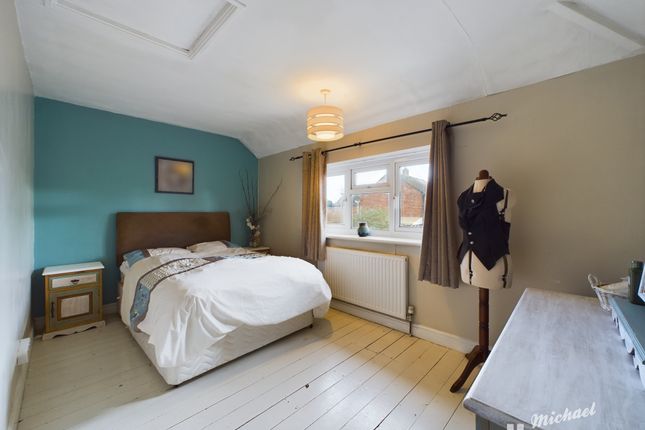End terrace house for sale in Waterdell, Leighton Buzzard, Bedfordshire