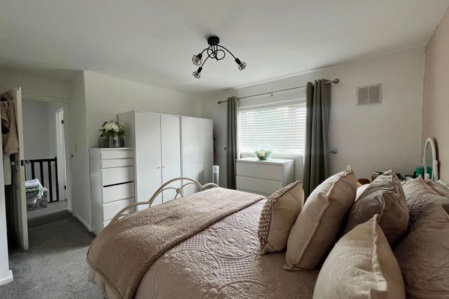 13 Holbein Road, Newport photo 3