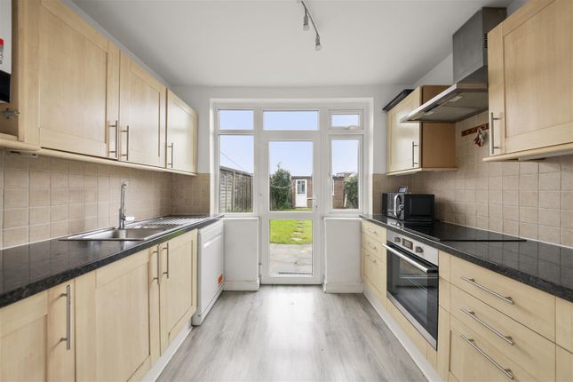 8, Roundways, Ruislip photo 4