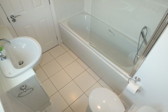 Room 6, 6, Pascal Crescent, Reading photo 5