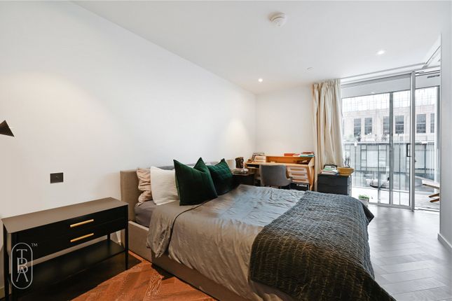 Flat to rent in Circus Road West, London
