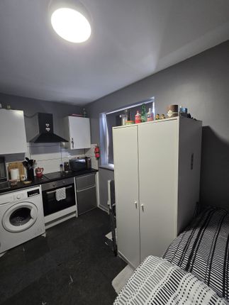 23, Laud Close, Reading, Berkshire photo 3