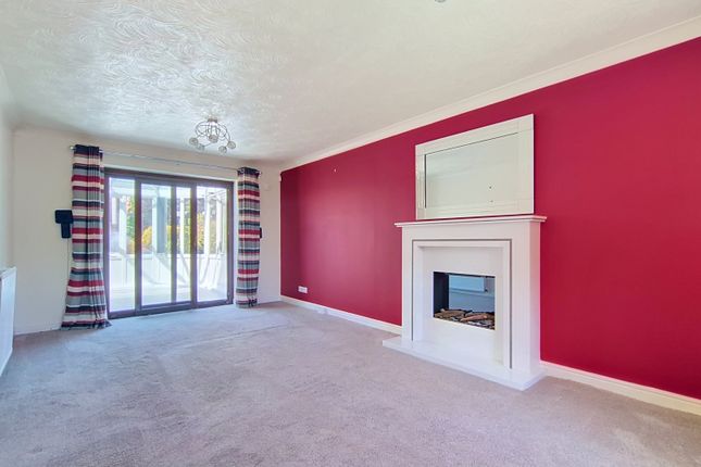 16, West End Drive, Cleckheaton photo 4