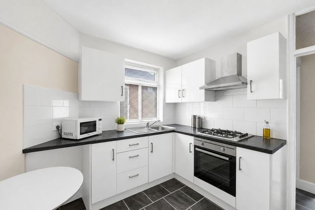 17, Kimble Road, London photo 4