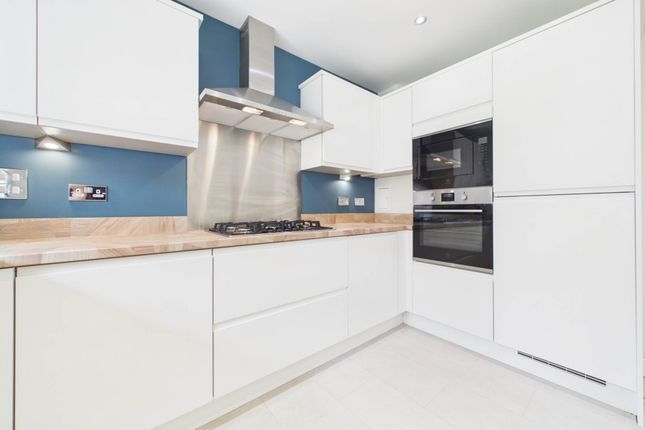 16, Binnie Crescent, Glasgow photo 3