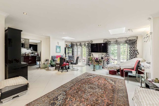 19, Tudor Close, London photo 2