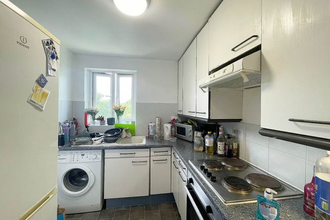 Flat 5 Minstrel Court, Wenlock Gardens, London photo 5