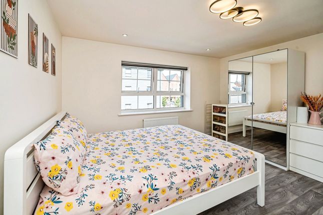 25, Grand Junction, Aylesbury photo 4