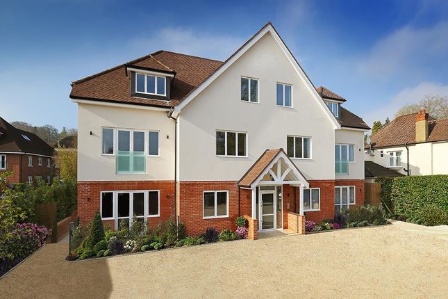 1-Cobhamrd-Apts-Ext+Communalareas-Crop-7406-Rightm