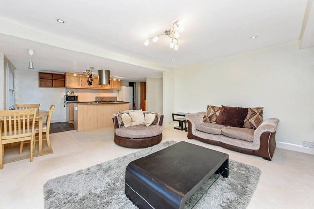 Flat to rent in Prima Road, Oval, London