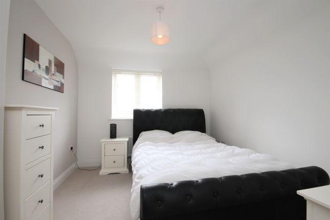 Flat for sale in Cookham Road, Maidenhead