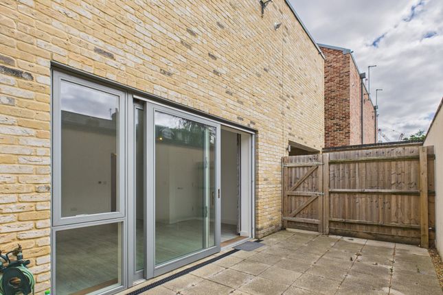 Cam02545G0-Pr0471-Still010