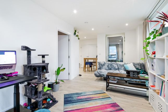 Flat 127 Falconbrook Gardens 17, Silvertown Way, London photo 2