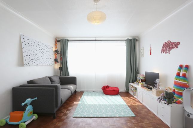 Flat for sale in Brent Road, London